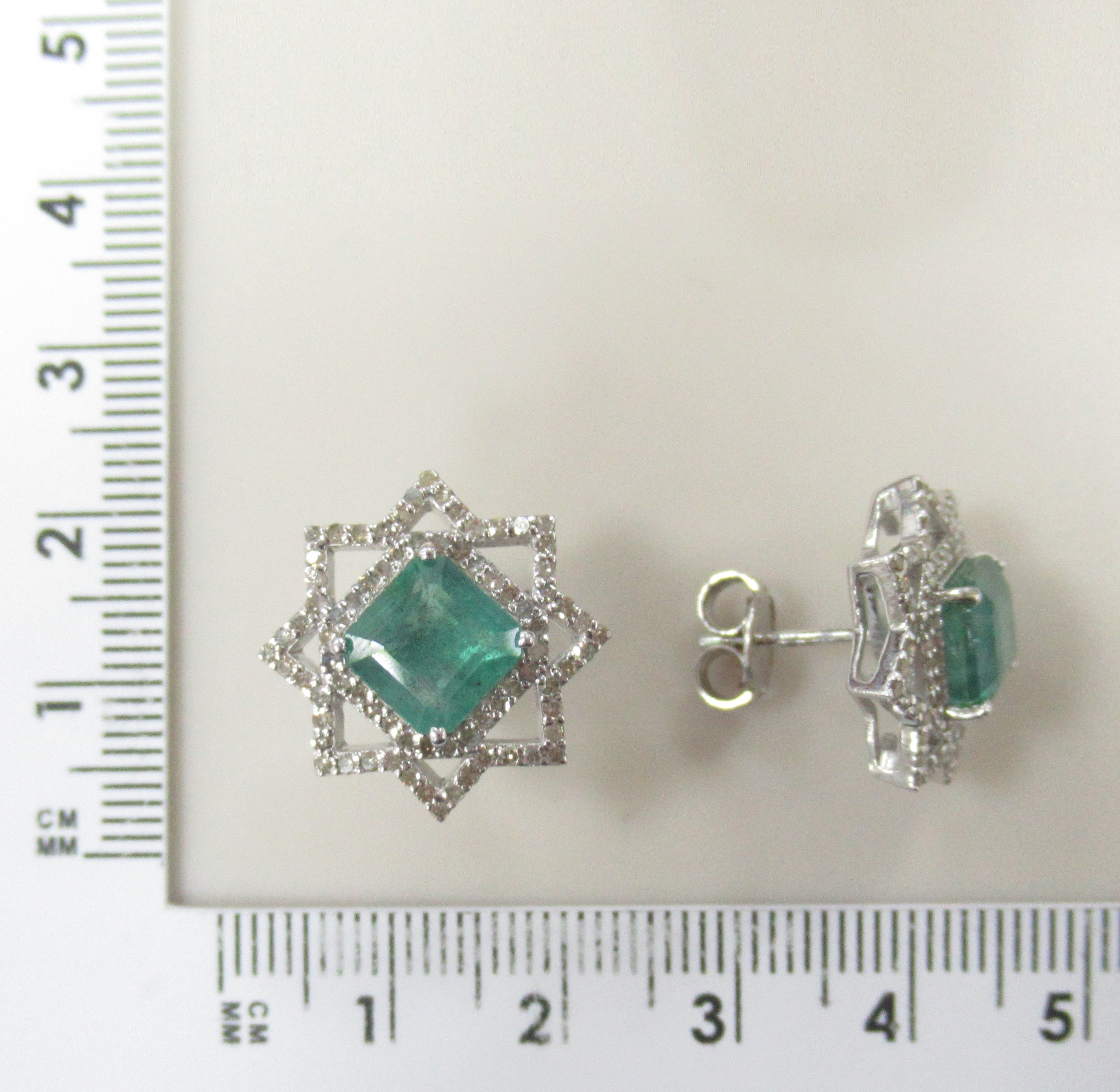 Серебряные серьги с изумрудами